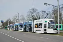 Be 6/8 Flexity 5042, mit der Tissot Werbung, fährt in die Schlaufe beim Eglisee. Die Aufnahme stammt vom 22.03.2018.