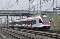 RABe 523 073, auf der S1, fährt beim Bahnhof Muttenz ein. Die Aufnahme stammt vom 20.03.2018