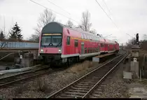 DABbuzfa 760 mit Schublok 143 034-7 der S-Bahn Mitteldeutschland (DB Regio Südost) als S 37746 (S7) von Halle(Saale)Hbf Gl. 13a nach Halle-Nietleben erreicht den Hp Halle Rosengarten auf der Bahnstrecke Halle–Hann. Münden (KBS 590). [18.2.2018 | 16:27 Uhr]