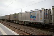 Blick auf einen mit Containern von Bay Logistik beladenen Flachwagen, der mit 186 225 (Lok 2833) der Cobra als gemischter Gz den Hp Halle Rosengarten auf der Bahnstrecke Halle–Hann. Münden (KBS 590) durchfährt. [18.2.2018 | 16:34 Uhr]