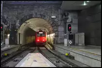 Bahnhof Rossio in Lissabon am 19.03.2018: Der Bahnhof Rossio liegt direkt in der Stadt nahe dem Restauradores Platz. Er ist ein vollständig überdachter Kopfbahnhof, wo die Nahverkehrszüge aus den nordöstlichen Vorortstrecken wie z. B. Sintra ankommen. Die Züge fahren von den Bahnsteigen aus direkt in einen Tunnel! Hier verschwindet ein Nahverkehrstriebwagen gerade in den Tunnel.