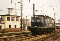 Eines aus meiner Frühzeit. Nach einigen Jahren nur SW habe ich dann eine zweite Kamera dazu erworben und gleichzeitig immer Dias gemacht. Hier habe ich einen alten Abzug mit der 118016 abfotografiert. Aufgenommen am Schwarzen Weg zum Bw München Hbf. Die Lok sollte es noch geben denke ich, aber das Stellwerk aus alten Zeiten dort, das müsste verschwunden sein...
Aufnahmezeitpunkt geschätzt 1981....