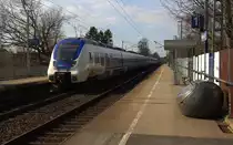 Der RE7 aus Krefeld-Hbf nach Rheine und kommt aus Richtung Neuss-Hbf und fährt durch Neuss-Süd in Richtung Neuss,Norf,Neuss-Allerheiligen,Nievenheim,Dormagen,Köln. 
Aufgenommen vom Bahnsteig 1 in Neuss-Süd. 
Bei Sonnenschein am 24.3.2018. 