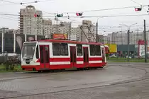 Straßenbahntriebwagen LM-99 Nr. 1335 in Kupchino, St. Petersburg, 12.11.2017 Ein violettes und ein blaues Licht kennzeichnet die Linie 43. 
