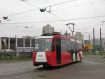 Straßenbahntriebwagen LM-99 Nr. 1408 in Kupchino, St. Petersburg, 12.11.2017 Zwei rote Lichter kennzeichnen die Linie 45.
