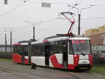Straßenbahntriebwagen LWS-2005 Nr. 1117 in Kupchino, St. Petersburg, 12.11.2017 Das rote plus grüne Licht kennzeichnet die Linie 25.