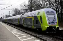 Kombinierter RE Hamburg Hbf - Kiel/Flensburg am 21.3.18 in Elmshorn. Am Zugschluss läuft 445 023; weiter vorn 037, 016 und an der Spitze 039. Bei Sonnenschein sieht das nah.SH-Design bestimmt elegant aus. Aber wenn schon wetterbedingt alles andere grau in grau ist ...