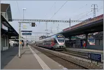 Der SOB Flirt 526 060-9, der als S 4 nach Sargans unterwegs ist und in St.Margrethen einen kurzen Halt einlegte, war bei diesem Bild ganz klar das Motiv. Erst am Bildschirm entdeckte ich, dass der Stadler Zug dem ÖBB ET 4024 durch eine Spiegelung ein interessantes Gesicht verpasst hat.
17. März 2018
