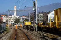 BLS/SBB: SOLOTHURN - MOUTIER - BAHN
Strecke zwischen Solothurn und Oberdorf gesprerrt.
Ab dem Freiag Abend 23.3.2018 bis Montag Morgen 26.3.2018 fanden zwischen Solothurn und Oberdorf Bauarbeiten statt. Deswegen wurde der Streckenabschnitt zwischen Solothurn und Oberdorf während dieser Zeit gesperrt und mit Bahnersatzbussen betrieben. 
In erster Linie handelte es sich um Bauarbeiten am Bahnhof Langendorf. Dort mussten bei einem der beiden Geleise die veralteten Schwellen durch neue Holzschwellen ersetzt werden. Weiter wurden zwei Weichen ausgewechselt und eine weitere Weiche ersatzlos zurückgebaut. Diese wurde früher als Anschlussweiche zur MIGROS genutzt.
Die Aufnahmen der Grossbaustelle samt der verschiedensten Baumaschinen entstanden am 24. März 2018 in Langendorf.
Foto: Walter Ruetsch 