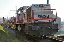 BLS/SBB: SOLOTHURN - MOUTIER - BAHN
Strecke zwischen Solothurn und Oberdorf gesprerrt.
Ab dem Freiag Abend 23.3.2018 bis Montag Morgen 26.3.2018 fanden zwischen Solothurn und Oberdorf Bauarbeiten statt. Deswegen wurde der Streckenabschnitt zwischen Solothurn und Oberdorf während dieser Zeit gesperrt und mit Bahnersatzbussen betrieben. 
In erster Linie handelte es sich um Bauarbeiten am Bahnhof Langendorf. Dort mussten bei einem der beiden Geleise die veralteten Schwellen durch neue Holzschwellen ersetzt werden. Weiter wurden zwei Weichen ausgewechselt und eine weitere Weiche ersatzlos zurückgebaut. Diese wurde früher als Anschlussweiche zur MIGROS genutzt.
Die Aufnahmen der Grossbaustelle samt der verschiedensten Baumaschinen entstanden am 24. März 2018 in Langendorf.
Foto: Walter Ruetsch 