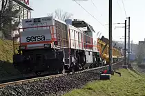 BLS/SBB: SOLOTHURN - MOUTIER - BAHN
Strecke zwischen Solothurn und Oberdorf gesprerrt.
Ab dem Freiag Abend 23.3.2018 bis Montag Morgen 26.3.2018 fanden zwischen Solothurn und Oberdorf Bauarbeiten statt. Deswegen wurde der Streckenabschnitt zwischen Solothurn und Oberdorf während dieser Zeit gesperrt und mit Bahnersatzbussen betrieben. 
In erster Linie handelte es sich um Bauarbeiten am Bahnhof Langendorf. Dort mussten bei einem der beiden Geleise die veralteten Schwellen durch neue Holzschwellen ersetzt werden. Weiter wurden zwei Weichen ausgewechselt und eine weitere Weiche ersatzlos zurückgebaut. Diese wurde früher als Anschlussweiche zur MIGROS genutzt.
Die Aufnahmen der Grossbaustelle samt der verschiedensten Baumaschinen entstanden am 24. März 2018 in Langendorf.
Foto: Walter Ruetsch 