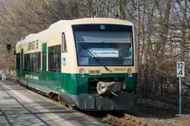 PRESS Triebwagen der BR 650 am Bahnsteig in Lauterbach Mole, zu erkennen auch das drei Schienengleis von Putbus bis dort hin. - 25.03.2018
