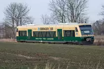 PRESS Triebwagen der BR 650 zwischen Putbus und Bergen auf Rügen mit einem Wortspiel des Zubringers zum Rasenden Roland. - 25.03.2018
