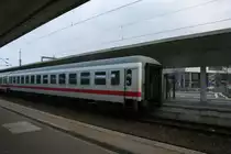 Ein IC fährt gerade ab aus dem Wolfsburger Hbf. u. a. mit einem Bimdz-Wagen. Aufgenommen im März 2018