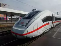 Hier ein neuer ICE 4 der BR (412) im Bahnhof Hannover Hauptbahnhof im März 2018.
Er fährt seit kurzem auf einigen Umläufen der Strecke Hamburg-München und Hamburg-Stuttgart.
Foto: SignalGrün bzw. SignalGrün [Trainsptt] Fotos.