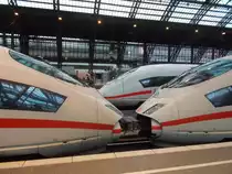 Hier zwei ICE 3 aneinander gekuppelt am Kölner Hbf. Gleich werden sie ihre Fahrt über die Schnellfahrtstrecke richtung Frankfurt vortsetzen. Im Februar 2018.
Im hintergrund sieht man einen Velaro D der Baureihe (407) stehen.
Foto von SignalGrün bzw. SignalGrün [Trainsptt] Fotos.
