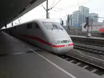 Hier ein ICE 1 der BR 401 im Bahnhof Hannover Hbf im März 2018.
In kürze wird dieser seine Fahrt in Richtung München Hbf fortsetzen.
Die 12 teiligen Züge besitzen sieben 2. Klasse, einen Restaurantwagen und vier 1. Klasse Wagen.
Foto SignalGrün bzw. SignalGrün [Trainsptt] Fotos. 