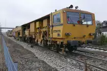 Universalstopfmaschine 08 - 475 Unimat 4S von Plasser & Theurer (97 43 42 509 17-7), im Dienst der Schweerbau GmbH, ist am 03.03.2018 im Bahnhof von Langenargen im Einsatz.