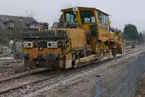 Die von Schweerbau eingesetzte Schotterplaniermaschine SSP 110 SW (97 16 40 531 18-4), gebaut 1992 von Plasser, am 03.03.2018 im Bahnhof von Langenargen.