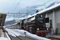 Die BR 01 202 des Vereins Pacifics 01 202 wartet am 20. März 2018 im Bahnhof Airolo mit einem langem Dampfzug auf die Abfahrt nach Locarno. Am Zuganschluss schob die SBB Re 420 325-3.