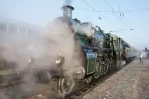 Zum Auftakt ihres 100. Jubiläumsjahres führt die bayerische S 3/6 3673 einen Zug von Nördlingen nach Lindau und retour. Am 24.03.2018 steht der Zug im Bf Nördlingen bereit.

Hersteller: J.A. Maffei, München
Fabriknr.: 4536
Abnahmedatum: 01.08.1918
Erst-Bw: München Hbf
Umbeheimatungen: Augsburg, Ingolstadt, Lindau, Neu-Ulm, Ulm, Winterthur
Heimat-Bw. z.Z.d. Aufnahme: BEM Nördlingen
Eigentümer z.z.d. Aufnahme: Bayerisches Eisenbahnmuseum Nördlingen
ursprüngl. Fahrzeugnr.: 3673
UIC-Nr.: 90 80 0018 478-2 D-BYB
Betreibernr. z.Z.d. Aufnahme: 3673
Umnummerierungen: 18 478
z-Stellung: 13.04.1959
Ausmusterung: 14.07.1960
Radsatzfolge: 2'C1'h4v
Vmax (km/h): 120
Leistung (Psi): 1.770
Dienstmasse mit Tender (t): 135
Dienstmasse ohne Tender (t): 90
max. Radsatzfahrmasse (t): 17
LüP (mm): 23.230