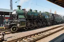 Zum Auftakt ihres 100. Jubiläumsjahres führt die bayerische S 3/6 3673 einen Zug von Nördlingen nach Lindau und retour. Am späten Vormittag des 24.03.2018 hat sie Lindau erreicht.

Hersteller: J.A. Maffei, München
Fabriknr.: 4536
Abnahmedatum: 01.08.1918
Erst-Bw: München Hbf
Umbeheimatungen: Augsburg, Ingolstadt, Lindau, Neu-Ulm, Ulm, Winterthur
Heimat-Bw. z.Z.d. Aufnahme: BEM Nördlingen
Eigentümer z.z.d. Aufnahme: Bayerisches Eisenbahnmuseum Nördlingen
ursprüngl. Fahrzeugnr.: 3673
UIC-Nr.: 90 80 0018 478-2 D-BYB
Betreibernr. z.Z.d. Aufnahme: 3673
Umnummerierungen: 18 478
z-Stellung: 13.04.1959
Ausmusterung: 14.07.1960
Radsatzfolge: 2'C1'h4v
Vmax (km/h): 120
Leistung (Psi): 1.770
Dienstmasse mit Tender (t): 135
Dienstmasse ohne Tender (t): 90
max. Radsatzfahrmasse (t): 17
LüP (mm): 23.230