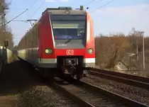 Die S11 von Bergisch-Gladbach nach Düsseldorf-Flughafen/Terminal und kommt aus Richtung Köln und fährt in Dormagen-Chempark,Dormagen,Nievenheim,Neuss-Allerheiligen,Neuss-Norf und fährt in Neuss-Süd ein und dann weiter in Richtung Neuss-Hbf. 
Aufgenommen vom einem Fußgängerweg in Neuss-Süd. 
Bei Sonnenschein am Nachmittag vom 24.3.2018.