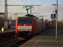 189 053-2 und 189 041-7 beide von DB kommen als Umleiter durch Rheydt-Hbf mit einem langen  Erzzug aus Rotterdam(NL) nach Dillingen(an der Saar)  und fahren in Richtung Grevenbroich,Köln. 
Aufgenommen vom Bahnsteig 3 in Rheydt-Hbf. 
In der Abendstimmung am Abend vom 24.3.2018.