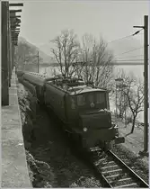 Die 01 202 war nicht alleine mit dem langen Zug unterwegs, am Schluss schob die Ae 4/7 10987.
Bei Muralto, den 22. März 2018