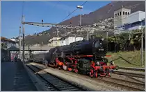 Von Bellinzona zugeführt steht der lange Dampfzug des  Eisenbahn Nostalgiefahrten Bebra e.V.  nach Nürnberg/Frankfurt in Locarno zur baldigen Abfahrt bereit. Zuglok ist die prächtige 01 202 des Vereins  Pacific 01 202 .
22. März 2018