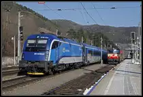 1216 233 mit Railjet in Payerbach - Reichenau am 22.03.2018.