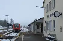 Ab dem 01.05.2018 wird die untere Höllentalbahn zwischen Neustadt (Schwarzwald) und Donaueschingen für rund 1 1/2 Jahre wegen Elektrifizierungsarbeiten gesperrt. Damit verschwindet auch die alte Signaltechnik in den Bahnhöfen Löffingen und Döggingen. Damit wird auch der Bahnhof Löffingen sein Aussehen verändern, den der aus Neustadt (Schwarzwald) kommende 611 530 am 18.03.2018 pünktlich erreicht.