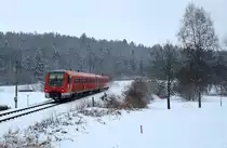 Ab dem 01.05.2018 wird die untere Höllentalbahn zwischen Neustadt (Schwarzwald) und Donaueschingen für rund 1 1/2 Jahre wegen Elektrifizierungsarbeiten gesperrt. Damit verschwindet auch die alte Signaltechnik in den Bahnhöfen Löffingen und Döggingen. Kurz vor Löffingen rauscht 611 507 am 18.03.2018 am Fotografen vorbei. Auch hier ein verspäteter Gruß zurück an den Triebwagenführer.