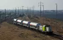 212 909, welche bei der RBB als V133 geführt wird, schob am 25.03.18 vier Silowagen in den Bahnhof Bitterfeld. Die Wagen wurden an den Zug von 185 616 angehangen.