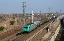 185 616 der Crossrail erreicht mit einem Kesselwagenzug am 25.03.18 Bitterfeld.