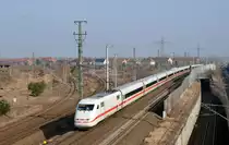 Ein Triebzug der reihe 401 verkehrte am 25.03.18 als ICE 703 von Hamburg nach München. Hier erreicht er soeben Bitterfeld.