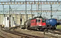Die Re 620 054-7 fährt mit einem Düsentreibstoffzug in den Bahnhof Pratteln ein.Bild 22.3.2018