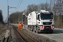 ASm:  FRÜHLINGSPUTZ 
Handelt es sich hier um ein ASm Bahn- oder Fahrzeugbild?
Für mich als langjähriger Freund des BIPPERLISI handelt es sich um eine nicht alltägliche Momentaufnahme  SCHNAPPSCHUSS  der Bahn, entstanden am 26. März 2018, in meinem Wohnort Riedholz. 
Verewigt wurde der SAUGBAGGER anlässlich der Schotterreinigung auf dem Streckenabschnitt Feldbrunnen-Riedholz der Aare Seeland mobil ehemals SNB. 
Foto: Walter Ruetsch