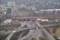 BR 182 mit dem RE 1 in Richtung Potsdam fährt auf dem Viadukt über der Autobahn in Berlin. Blick vom Funkturm, 15.02.2018. 
