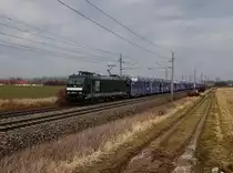 Die 185 563 mit einem Autozug am 11.03.2018 unterwegs bei Oftering.