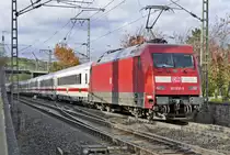 101 031-3 schiebt IC von Remagen in Richtung Bonn - 25.10.2017