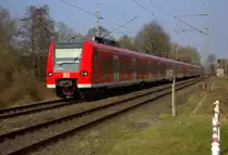 Die Rhein Niers Bahn (RB33) kommt aus Duisburg-Hbf-Heinsberg-Rheinland nach Aachen-Hbf und kommt aus Richtung Mönchengladbach-Hbf,Rheydt-Hbf,Wickrath,Beckrath,Herrath,Erkelenz,Baal,Hückelhoven-Baal,Brachelen,Lindern,Süggerath,Geilenkirchen,Frelenberg,Zweibrüggen,Übach-Palenberg,Rimburg und fährt durch Hofstadt in Richtung Herzogenrath, Kohlscheid,Richterich,Laurensberg,Aachen-West,Aachen-Schanz,Aachen-Hbf. 
Aufgenommen in der Nähe von Finkenrath.
Bei Sonnenschein am Nachmittag vom 25.3.2018.