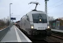 182 602 (ES 64 U2-102) der Hupac AG als sonntäglicher gemischter Gz rollt im Hp Halle Rosengarten auf der Bahnstrecke Halle–Hann. Münden (KBS 590) an ein Hp 0 Richtung Angersdorf heran. [18.2.2018 | 17:06 Uhr]