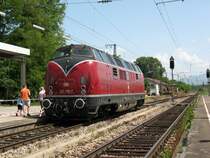 221 135 in Rosenheim bei der Fahrzeugschau zur 150-Jahrfeier der Maximilliansbahn