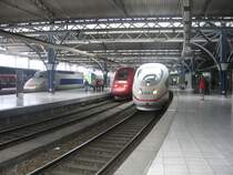 Sch�nes Hochgeschwidigkeitstreffen............Links ein TGV Atlantique der gerade aus Perpignan eintraf daneben ein Thalys PBKA der nach Paris weiterfuhr und rechts noch der 406  Arnhem  der als ICE 17 nach Frankfurt (Main) Hbf zur�ckfuhr. Alles gesehen am 26.05.07 in Br�ssel-Midi/Zuid.