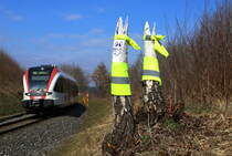 Ostern wird's...

Zumindest am Kalender , denn das Wetter hat sich noch nicht recht darauf eingestellt !
Tapfer stehen allerdings die Hasen ihren  Mann  
Immer einen Blick auf die Bahn haben die beiden bei Gasselsdorf. 
28.03.2018