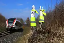Ostern wird's...

Zumindest am Kalender , denn das Wetter hat sich noch nicht recht darauf eingestellt !
Tapfer stehen allerdings die Hasen ihren  Mann  
Immer einen Blick auf die Bahn haben die beiden bei Gasselsdorf. 
28.03.2018