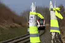 Immer freundlich ,.... 

Der Osterhase, 
Auch wenn der  Holzkopf  das ganze Jahr bei Regen , Schnee , Hagel und kälte im freien steht. 

28.03.2018 bei Gasselsdorf 