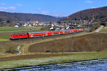 Die Zeit läuft in Bälde ab, möchte man noch etwas Bundesbahn-Flair im Altmühltal erleben. Die von Loks der Baureihe 111 bespannten Wendezüge werden in absehbarer Zeit durch die Triebwagen der Baureihe 445 abgelöst. Kaum zu glauben, der hier am 24. März 2018 bei Breitenfurt abgelichtete RB 59092 besteht aus dem aktuell ältesten bei DB Regio Bayern verfügbaren Wagenmaterial - neben dem auf n-Wagen-Basis entstandenen Steuerwagen sind auch noch drei Wagen der Serie 1993 im Zugverband, die Lizenznachbauten der Wagen für die Zürcher S-Bahn sind. Nach Ablöse durch die neuen Twindexx-Triebzüge kann für die hier abgebildeten Fahrzeuge nur noch das Stillstandsmanagement oder der Schrottplatz prognostiziert werden.