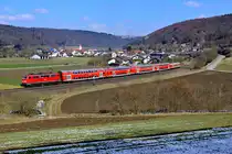 Die Zeit läuft in Bälde ab, möchte man noch etwas Bundesbahn-Flair im Altmühltal erleben. Die von Loks der Baureihe 111 bespannten Wendezüge werden in absehbarer Zeit durch die Triebwagen der Baureihe 445 abgelöst. Kaum zu glauben, der hier am 24. März 2018 bei Breitenfurt abgelichtete RB 59092 besteht aus dem aktuell ältesten bei DB Regio Bayern verfügbaren Wagenmaterial - neben dem auf n-Wagen-Basis entstandenen Steuerwagen sind auch noch drei Wagen der Serie 1993 im Zugverband, die Lizenznachbauten der Wagen für die Zürcher S-Bahn sind. Nach Ablöse durch die neuen Twindexx-Triebzüge kann für die hier abgebildeten Fahrzeuge nur noch das Stillstandsmanagement oder der Schrottplatz prognostiziert werden.